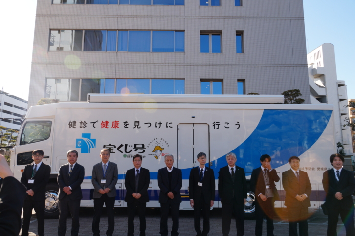 日本宝くじ協会助成事業による胃胸部併用検診車が導入されました